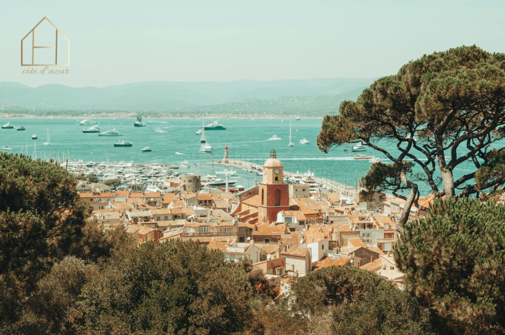Découvrez nos offres de location villa Côte d'Azur avec des services exclusifs comme la domotique, kits de blanchisserie et consommables.